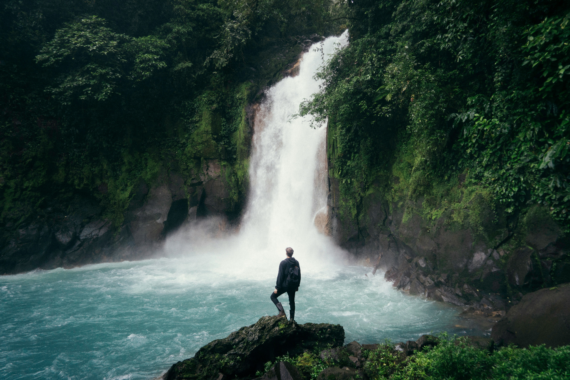 Aventurier découvrant une cascade tropicale