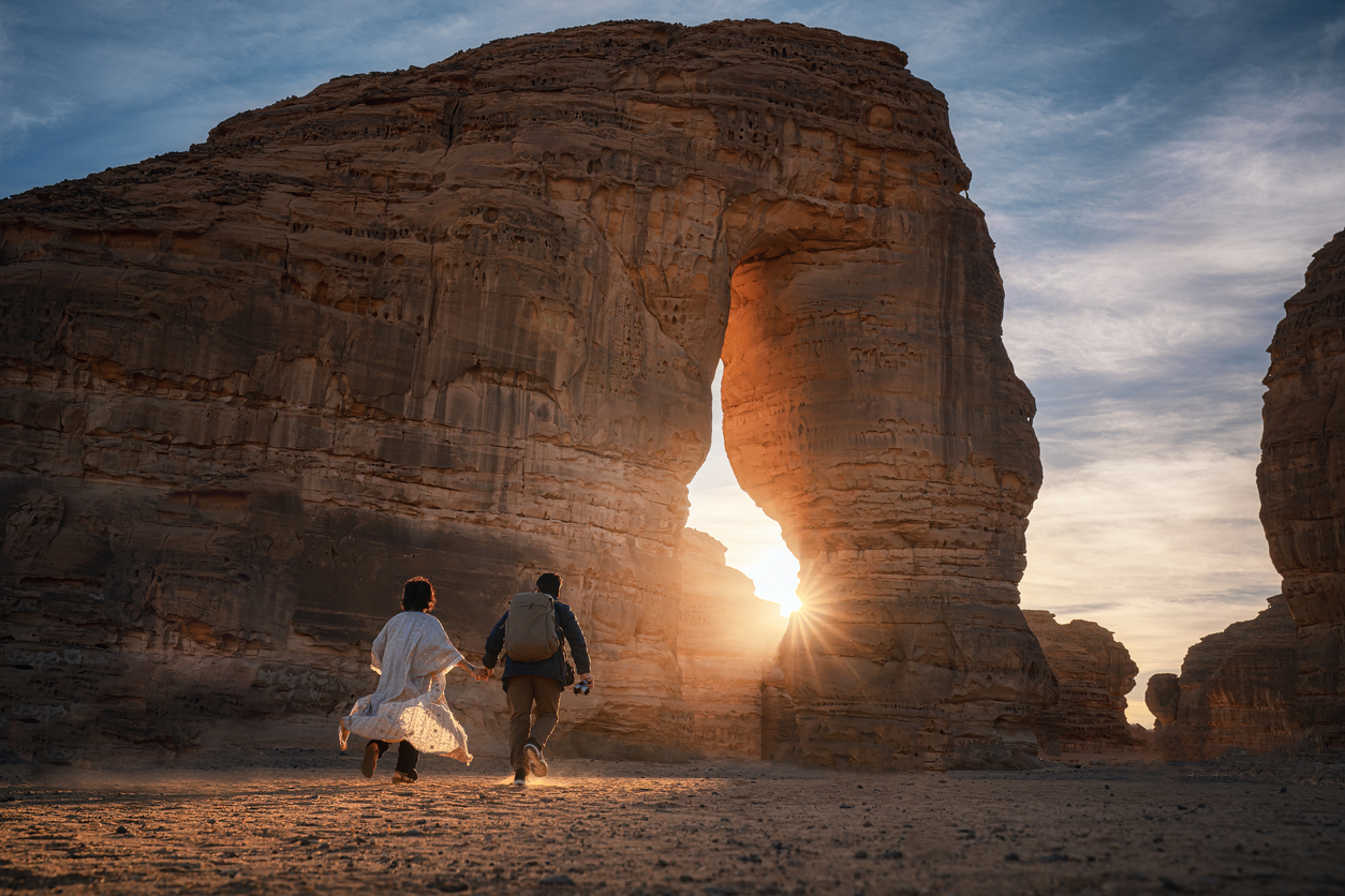 Couple dans le désert au coucher du soleil