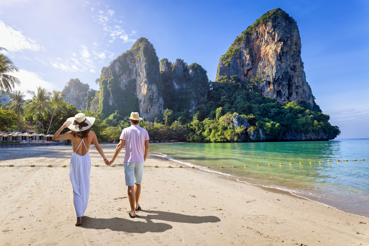 Couple sur une plage tropicale