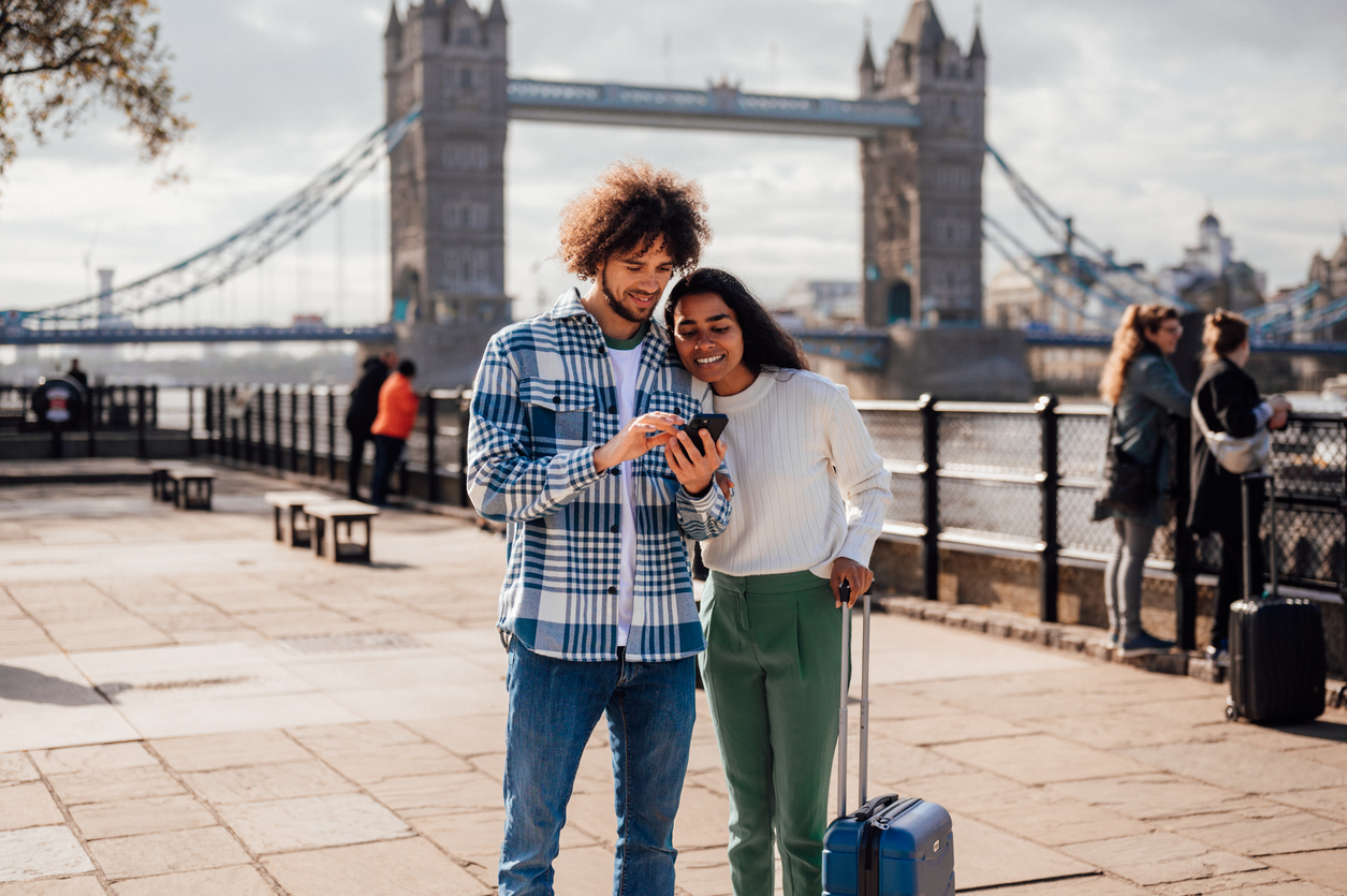 Couple de touristes avec smartphone à Londres