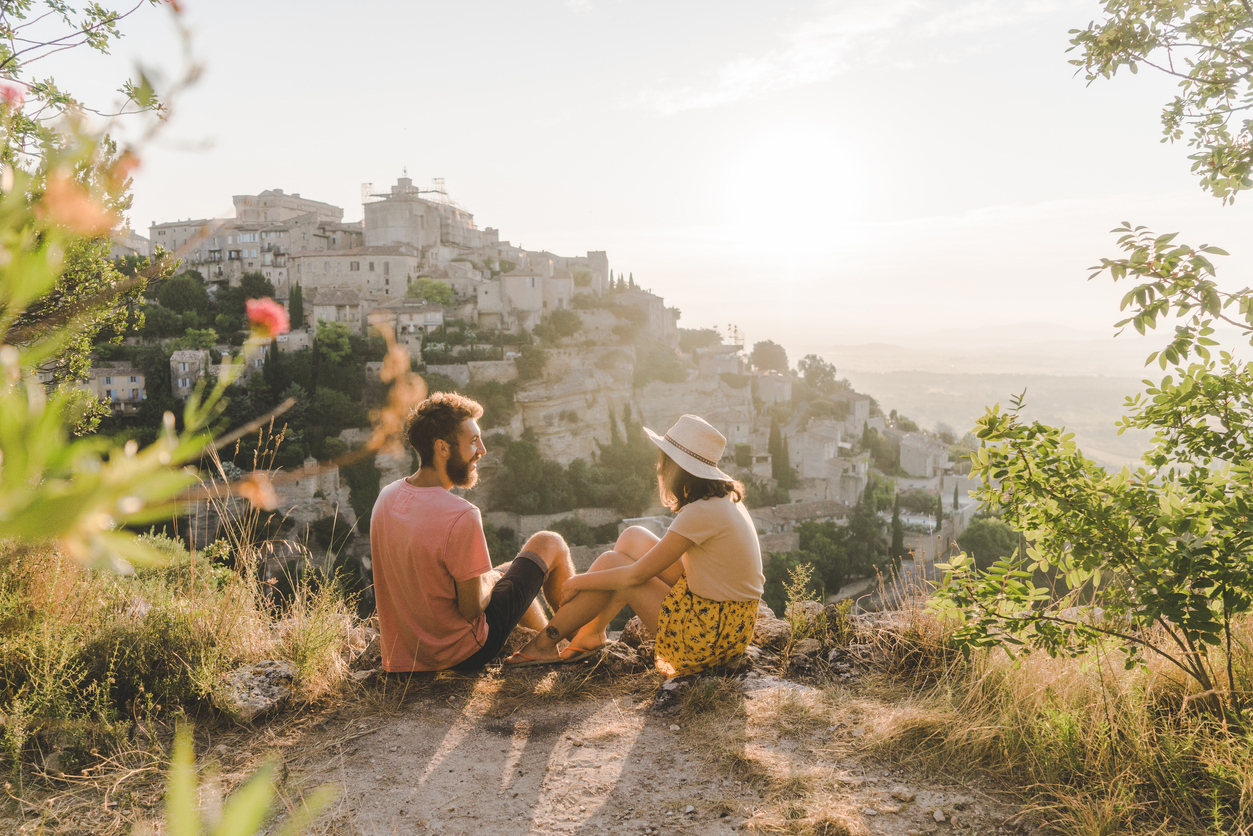 Couple dans un village de Provence au coucher du soleil