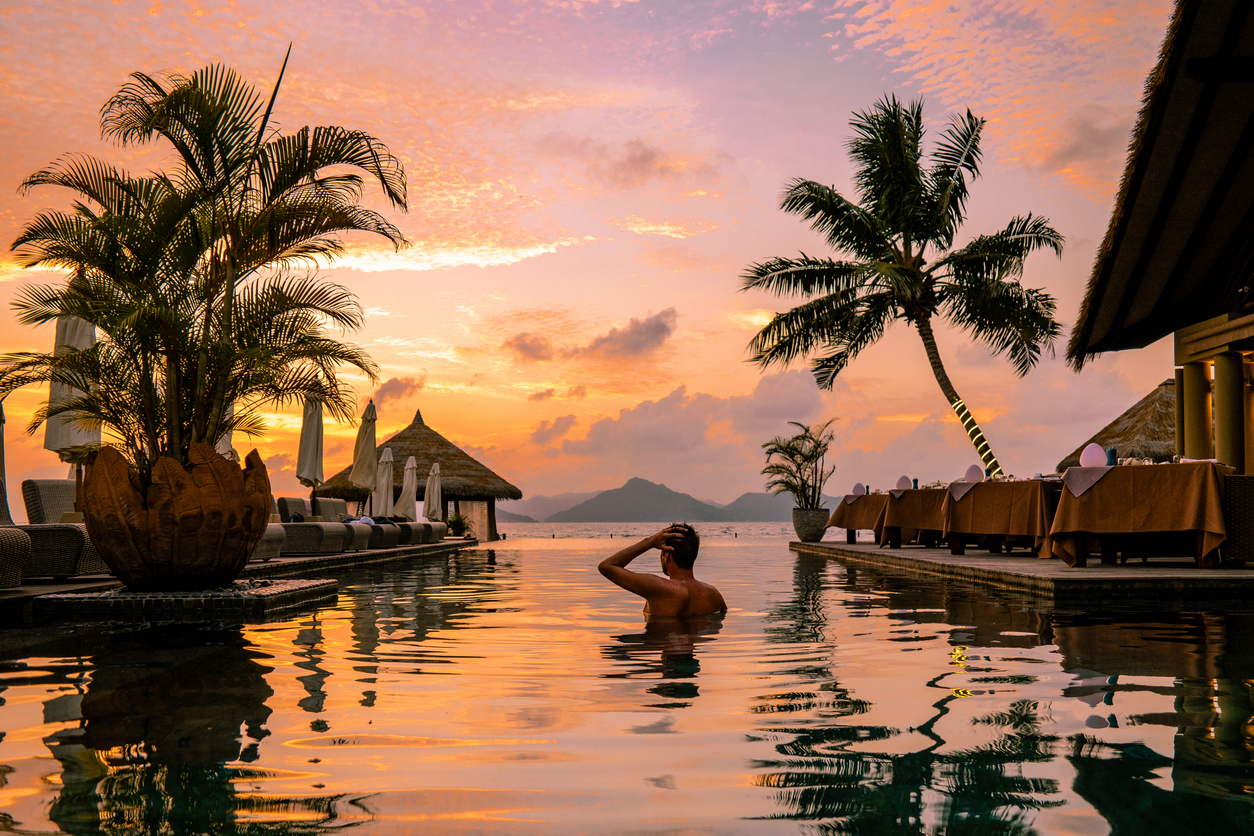 Voyage de luxe — piscine au coucher de soleil