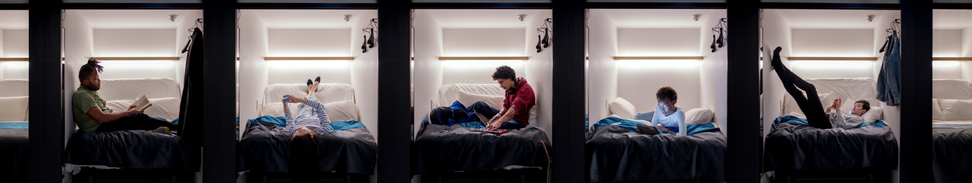 Voyageurs dans un hostel moderne
