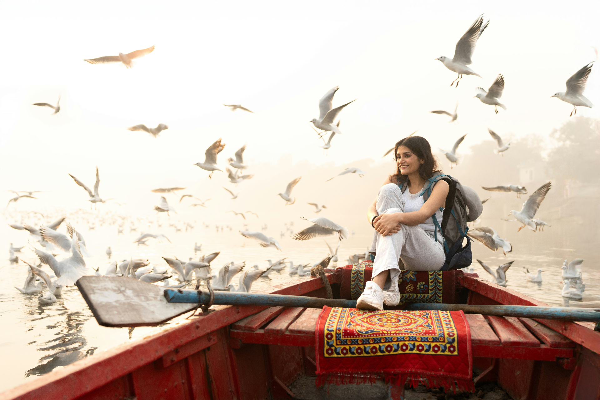 Voyageuse en bateau en Inde