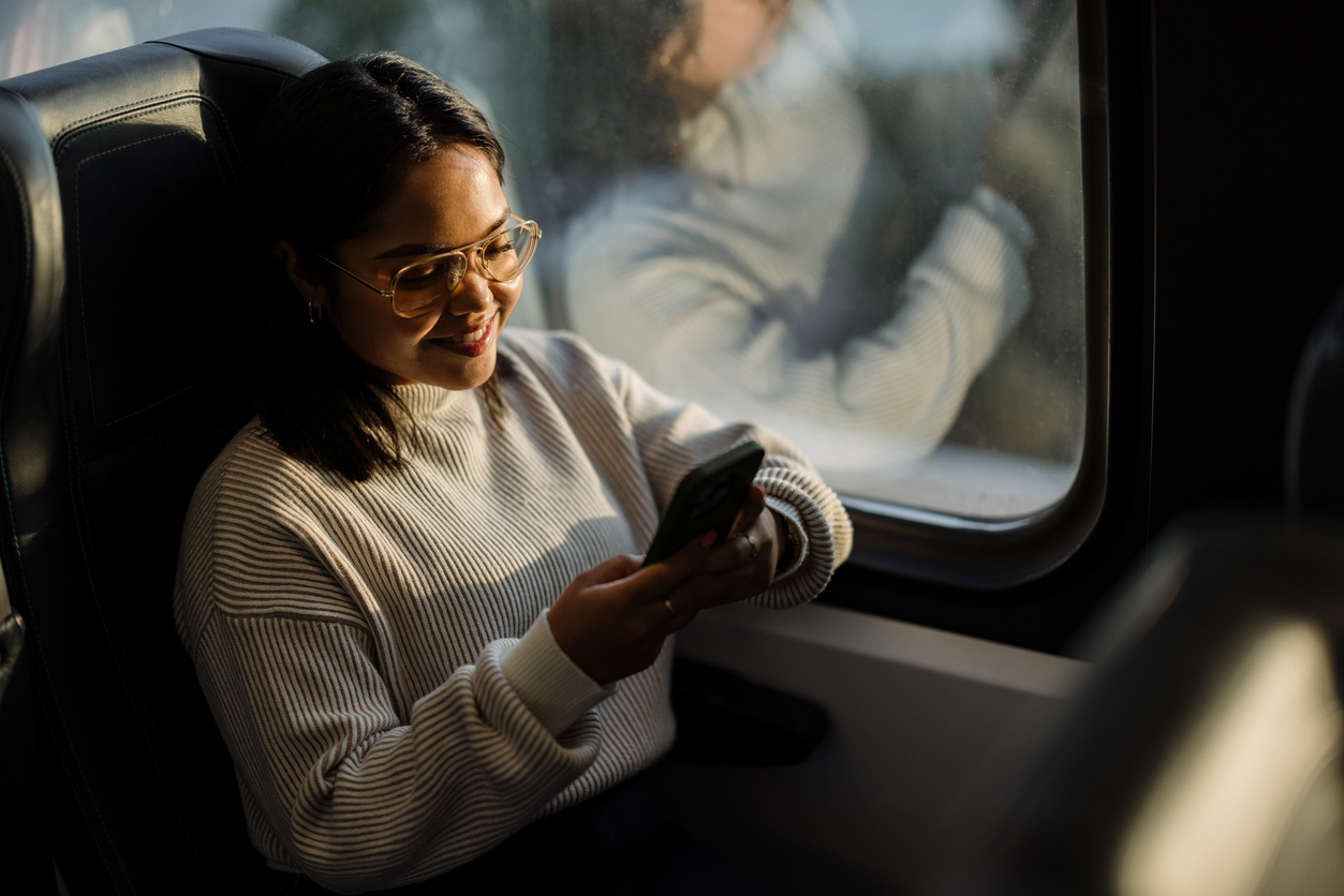 Voyageuse dans un train